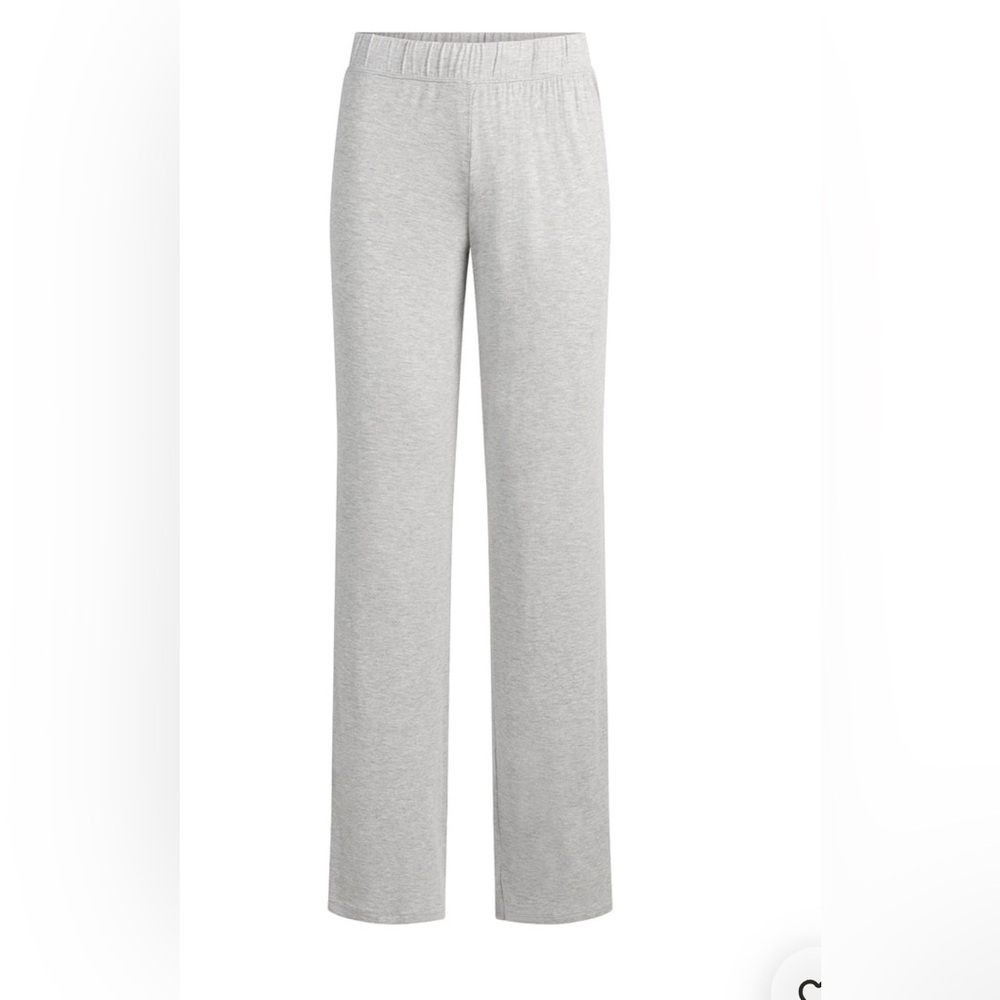 SKIMS LONG SLEEVE BUTTON UP LIGHT HEATHER GREY
Classic Limited Set Size XL - Picture 4 of 5